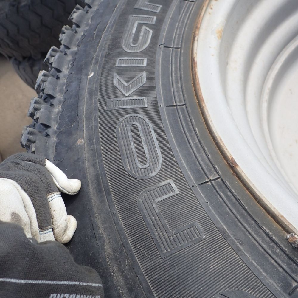 689325-2 Tires that fit on the Wille tractor