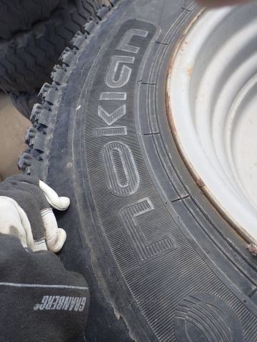 689325-2 Tires that fit on the Wille tractor