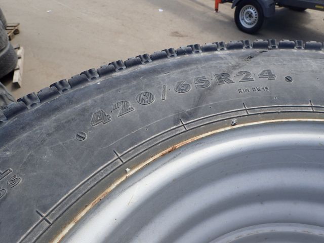 689325-3 Tires that fit on the Wille tractor