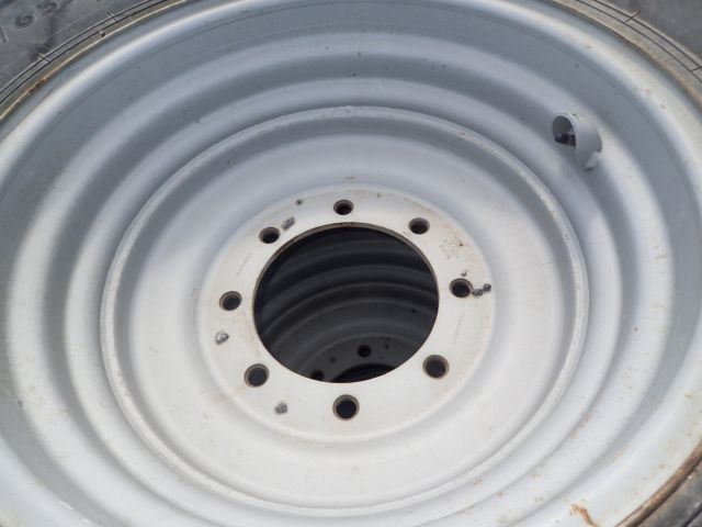 689325-6 Tires that fit on the Wille tractor