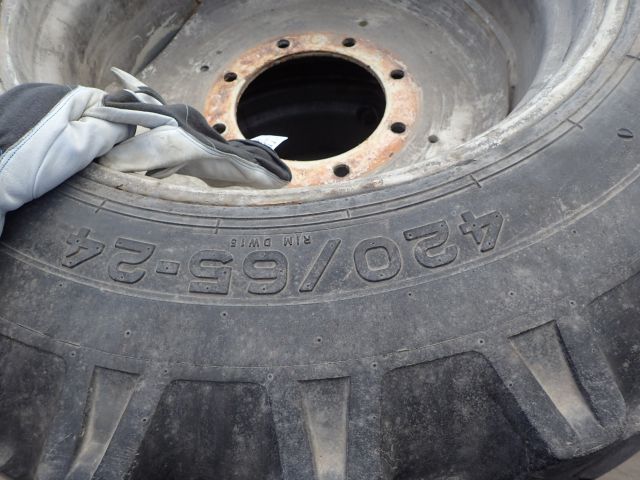 689326-6 Entreprenad däck 420/65-24