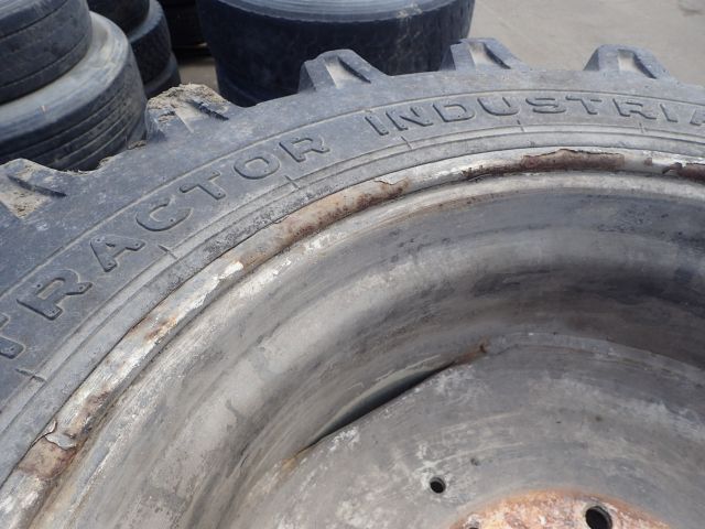 689326-7 Entreprenad däck 420/65-24