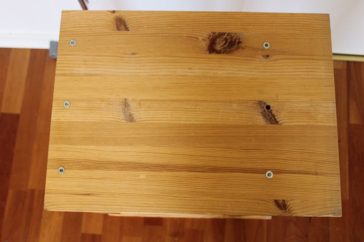 794188-5 Mindre hylla/bänk i furu