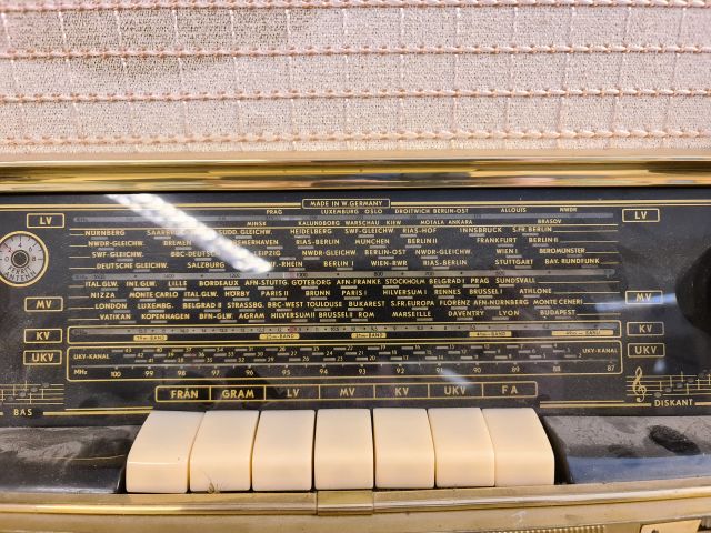 810599-2 Older Grundig radio. Type: 3033/56 / S