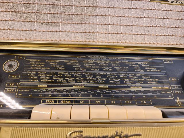 810599-3 Older Grundig radio. Type: 3033/56 / S