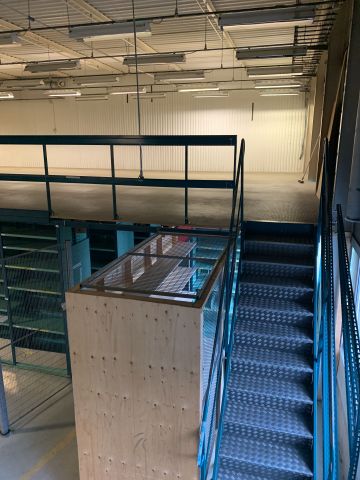 805512-28 Entresolplan med tillhörande lagerhyllsystem