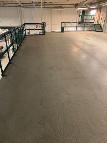 805512-32 Entresolplan med tillhörande lagerhyllsystem