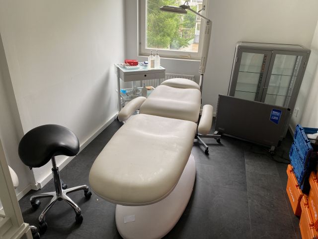 745714-1 Treatment room - treatment chair, cabinets, saddle chairs etc.