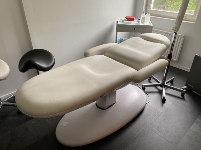 745714-2 Treatment room - treatment chair, cabinets, saddle chairs etc.