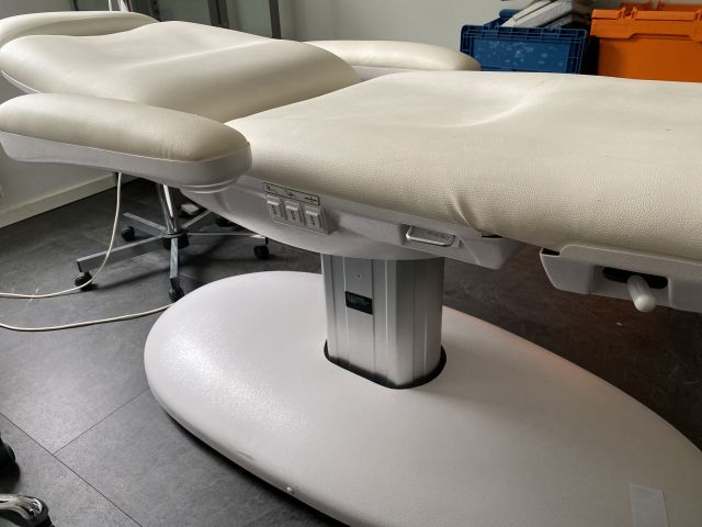 745714-3 Treatment room - treatment chair, cabinets, saddle chairs etc.