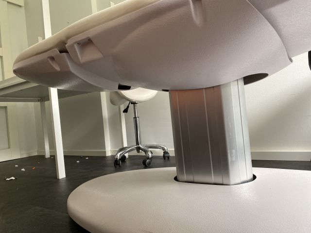 745714-9 Treatment room - treatment chair, cabinets, saddle chairs etc.