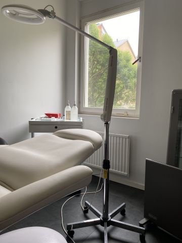 745714-10 Treatment room - treatment chair, cabinets, saddle chairs etc.