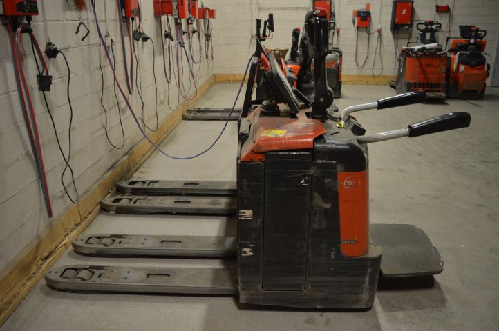 808067-1 Low lifter BT LPE240 / S with SMC-HF 3200 charger