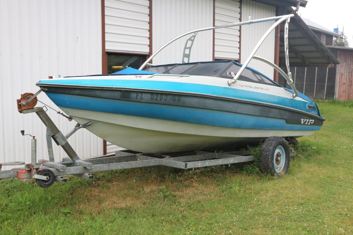 817144-1 Boat Vip Valiant Bowrider