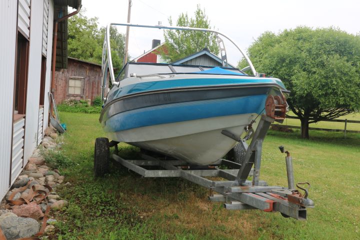 817144-2 Boat Vip Valiant Bowrider