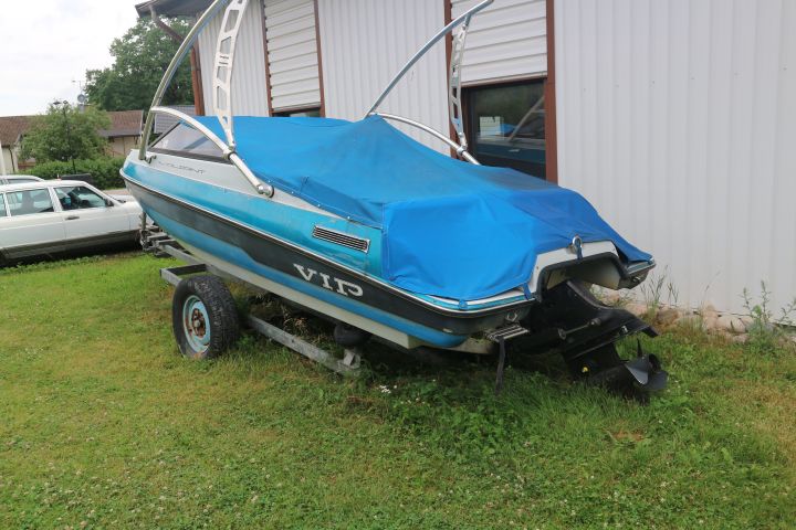 817144-3 Boat Vip Valiant Bowrider