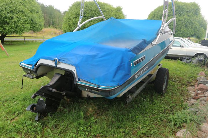 817144-4 Boat Vip Valiant Bowrider