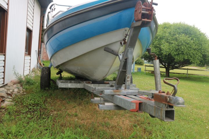 817144-5 Boat Vip Valiant Bowrider