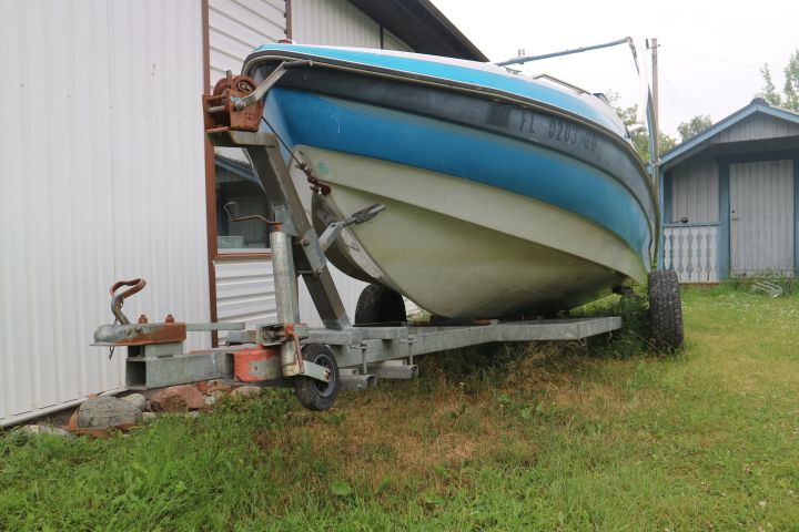 817144-6 Boat Vip Valiant Bowrider