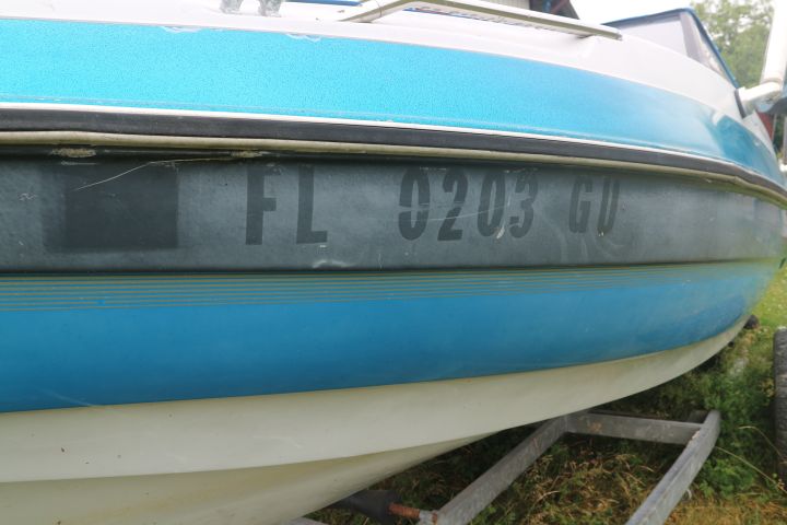 817144-7 Boat Vip Valiant Bowrider
