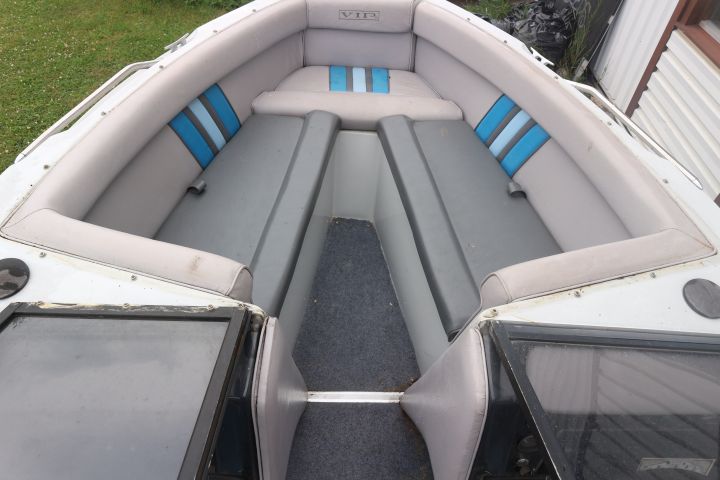 817144-15 Boat Vip Valiant Bowrider