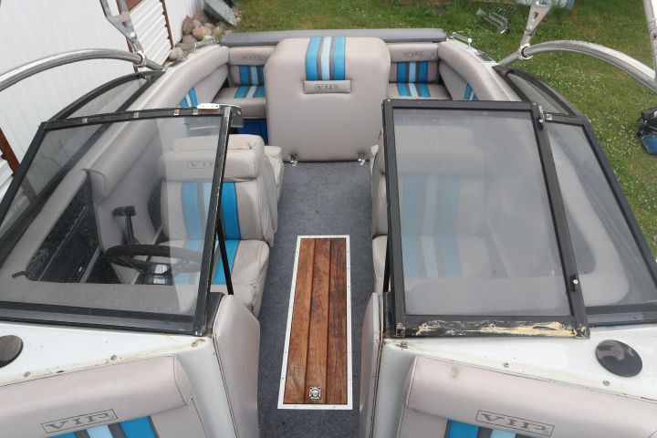 817144-16 Boat Vip Valiant Bowrider