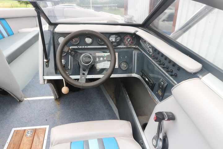 817144-17 Boat Vip Valiant Bowrider