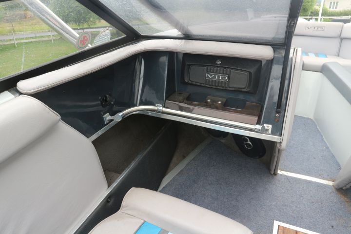 817144-18 Boat Vip Valiant Bowrider