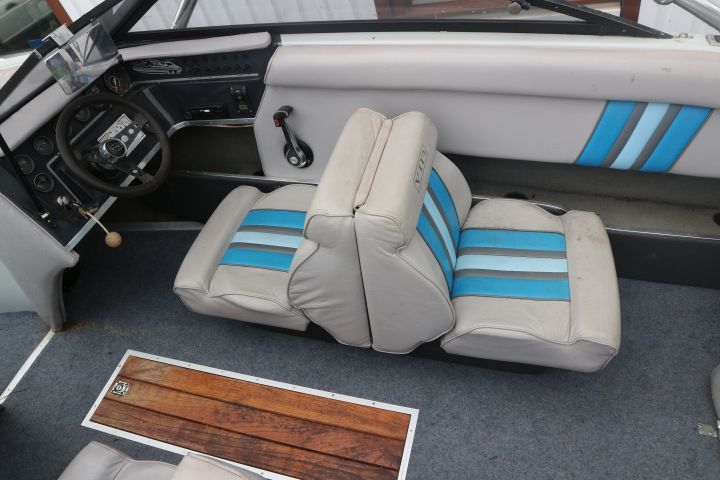 817144-20 Boat Vip Valiant Bowrider