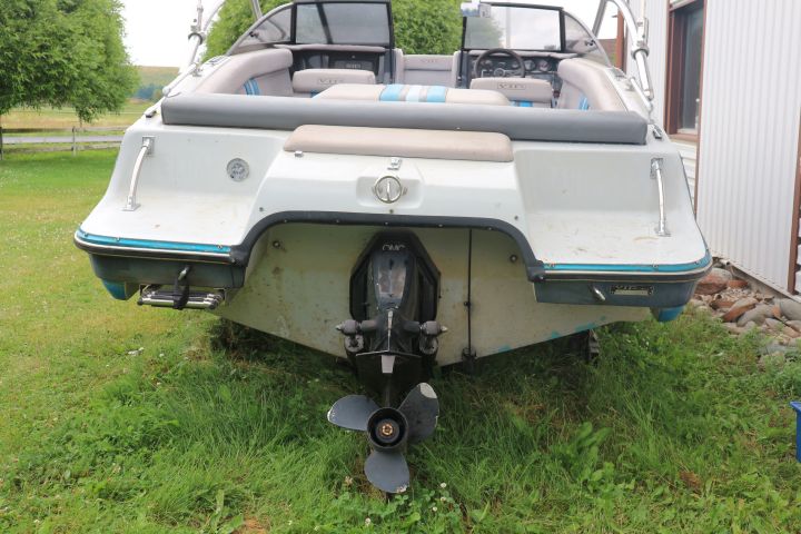 817144-11 Boat Vip Valiant Bowrider