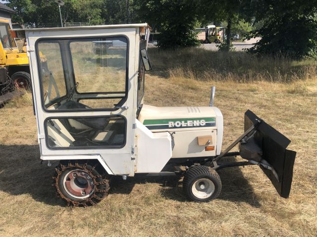 819936-2 Traktor Bolens med redskap