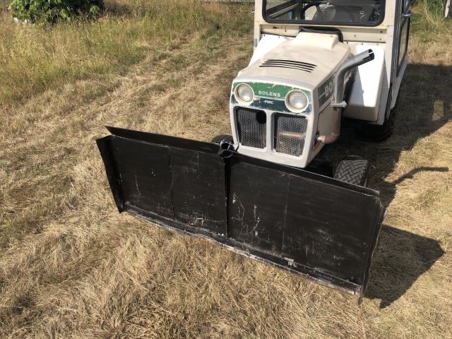 819936-7 Traktor Bolens med redskap