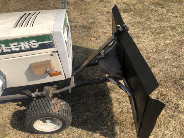 819936-8 Traktor Bolens med redskap