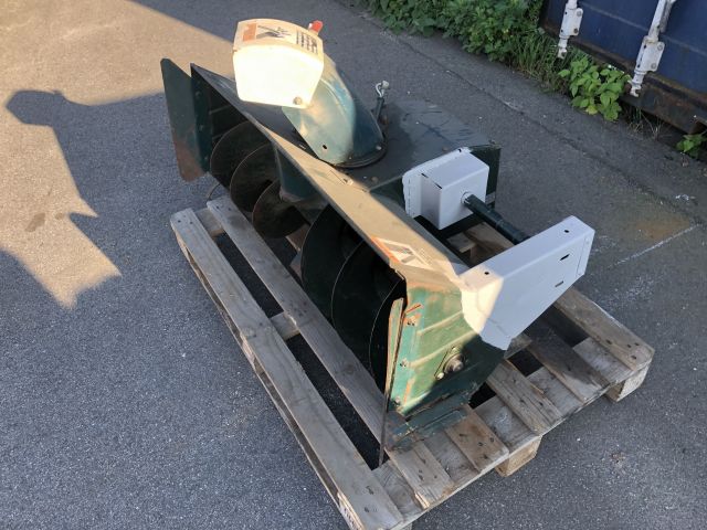 819936-21 Traktor Bolens med redskap