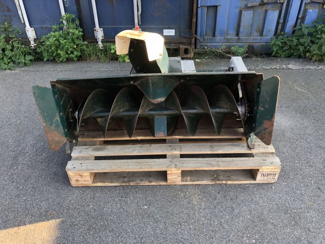 819936-20 Traktor Bolens med redskap