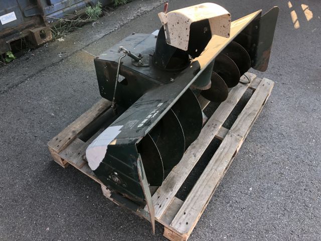 819936-22 Traktor Bolens med redskap