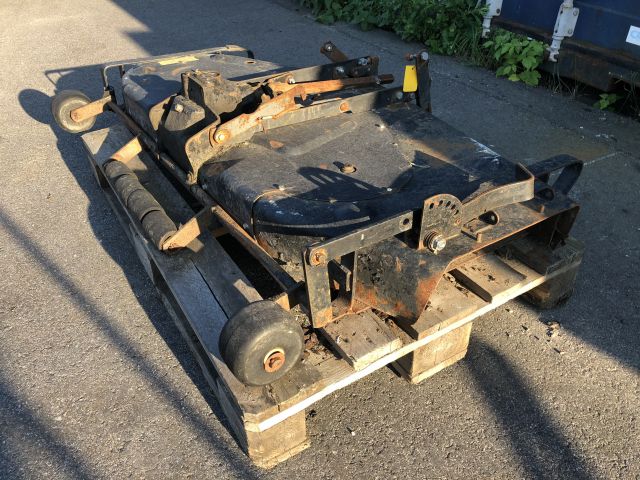 819936-26 Traktor Bolens med redskap