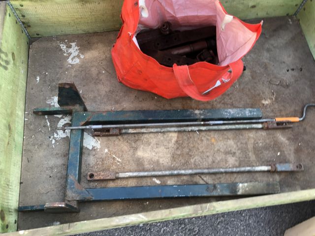 819936-33 Traktor Bolens med redskap