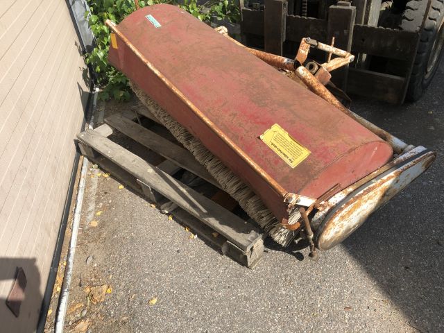 819936-29 Traktor Bolens med redskap