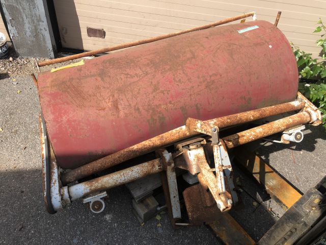 819936-30 Traktor Bolens med redskap