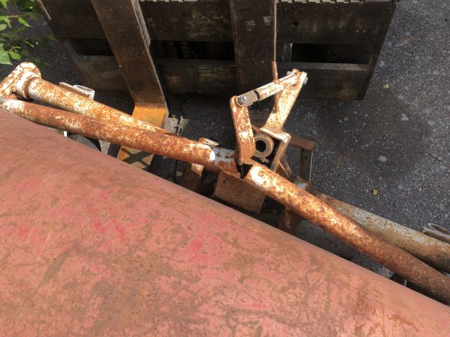 819936-32 Traktor Bolens med redskap