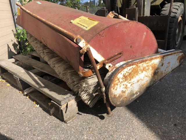 819936-31 Traktor Bolens med redskap