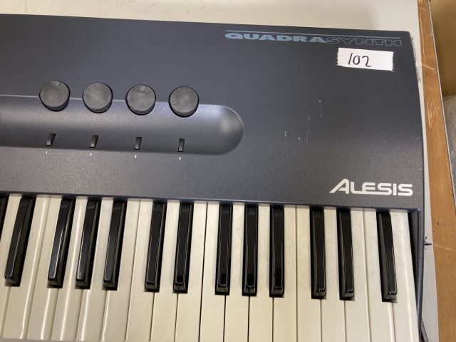 820116-4 Alesis Quadrasynth Synthesizer (vaatii korjausta/needs repair)