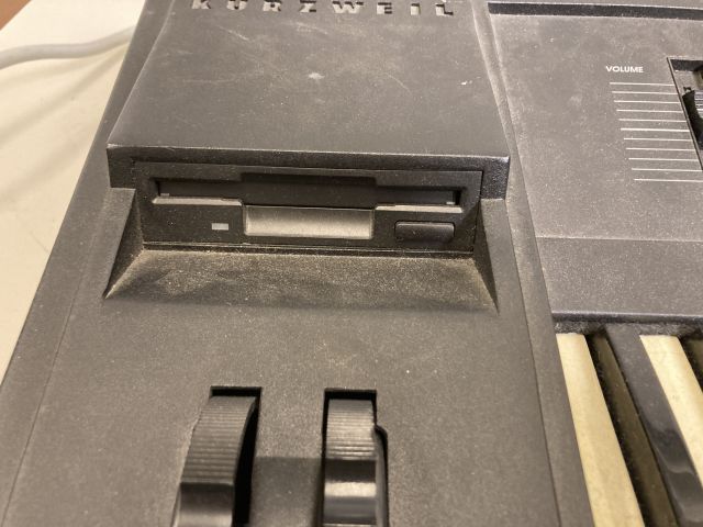 820117-4 Kurzweil K2000 Synthesizer (vaatii korjausta/needs repair)