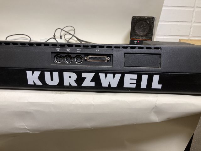820117-8 Kurzweil K2000 Synthesizer (vaatii korjausta/needs repair)