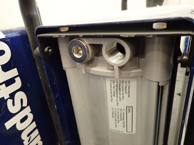 687560-4 Two compressed air filters Sundströms SR 99-1