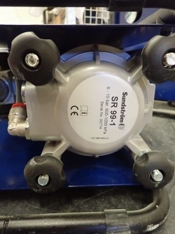 687560-8 Two compressed air filters Sundströms SR 99-1
