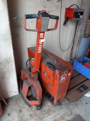 812460-2 Pallet truck with charger BT (Repair object)
