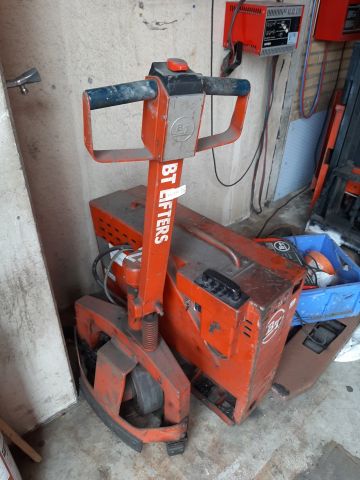 812460-8 Pallet truck with charger BT (Repair object)