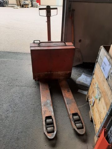 812463-2 Pallet truck with charger BT (Repair object)